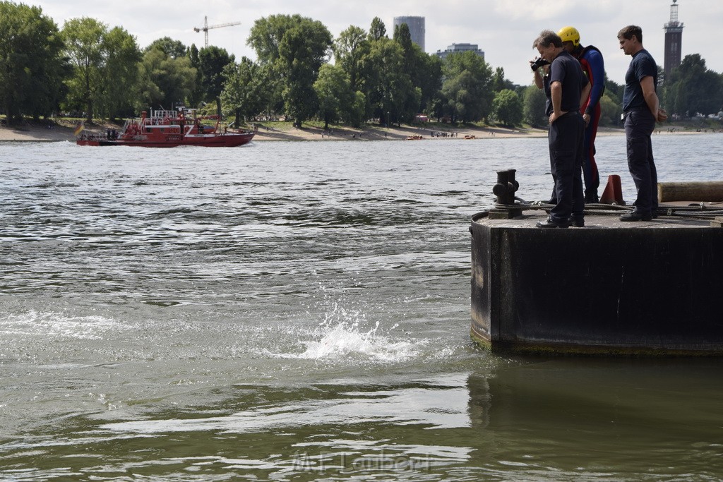 Uebung BF Taucher und Presse Koeln Zoobruecke Rhein P262.JPG - Miklos Laubert